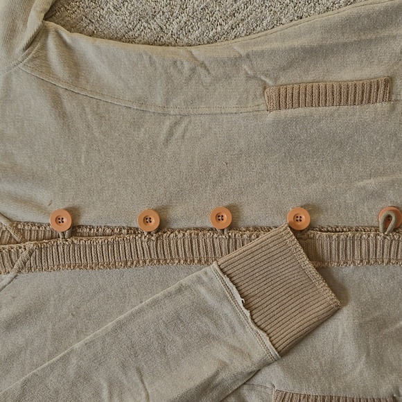 Legendary  hooded sweater - Picture 2 of 5